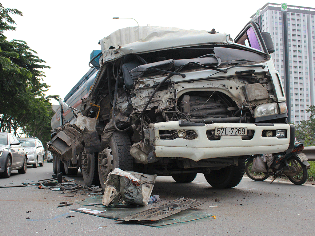 Xe bồn chở xăng dầu tông nhau trên đại lộ Mai Chí Thọ ảnh 2